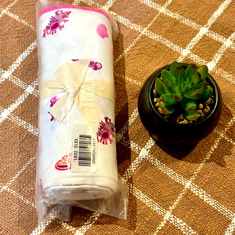 Kyte Baby swaddle blanket in Raspberry Shell BNIB
